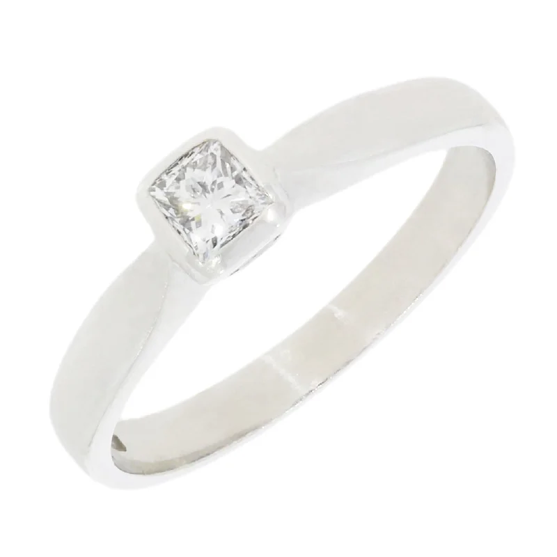 Adjustable Women's Diamond Rings with a Flexible Band for a Comfortable and Custom FitPre Owned Ladies 18ct White Gold Diamond Solitaire Ring