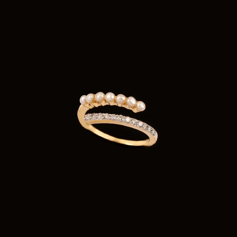 Halo - Style Women's Diamond Rings with a Center Diamond Surrounded by Smaller Diamonds in 18K Gold18K YG Cluster Diamond with Pearl Ring-1pc