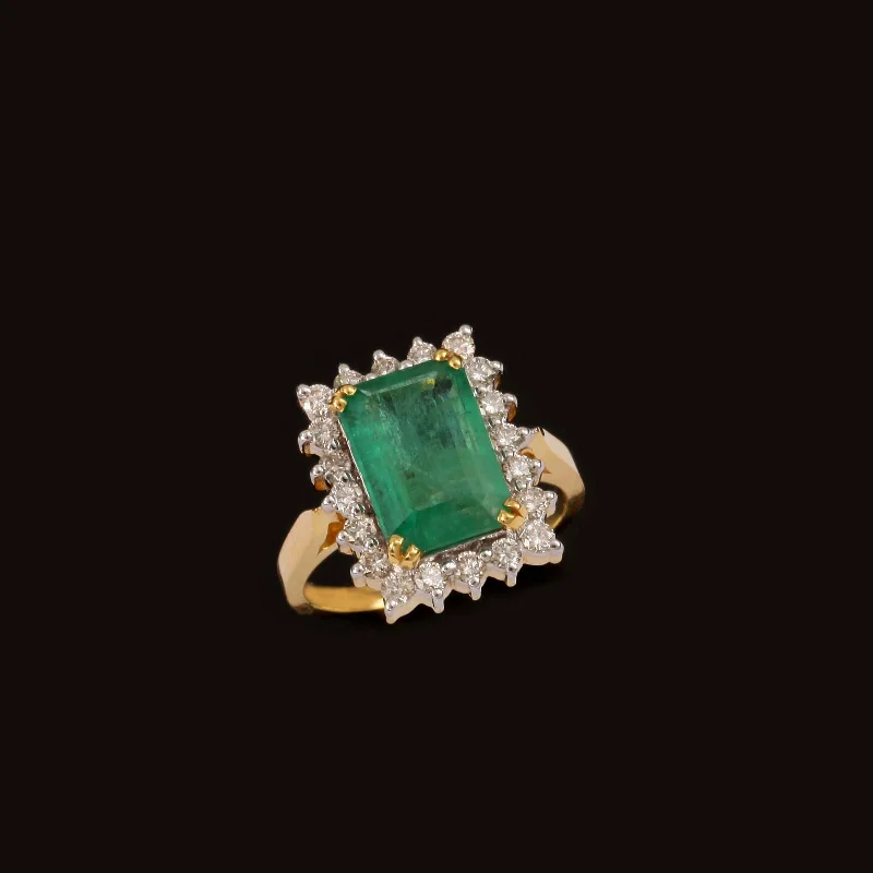 Marquise - Cut Women's Diamond Rings in Palladium for a Unique and Elongated Shape18K YG Cluster Diamond with Emerald Ring-1pc